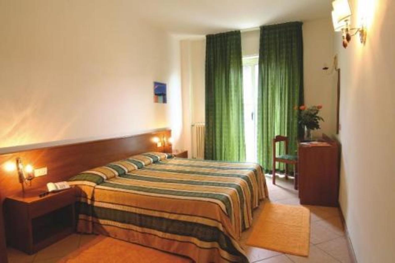 Hotel Kristall Diano Marina Esterno foto