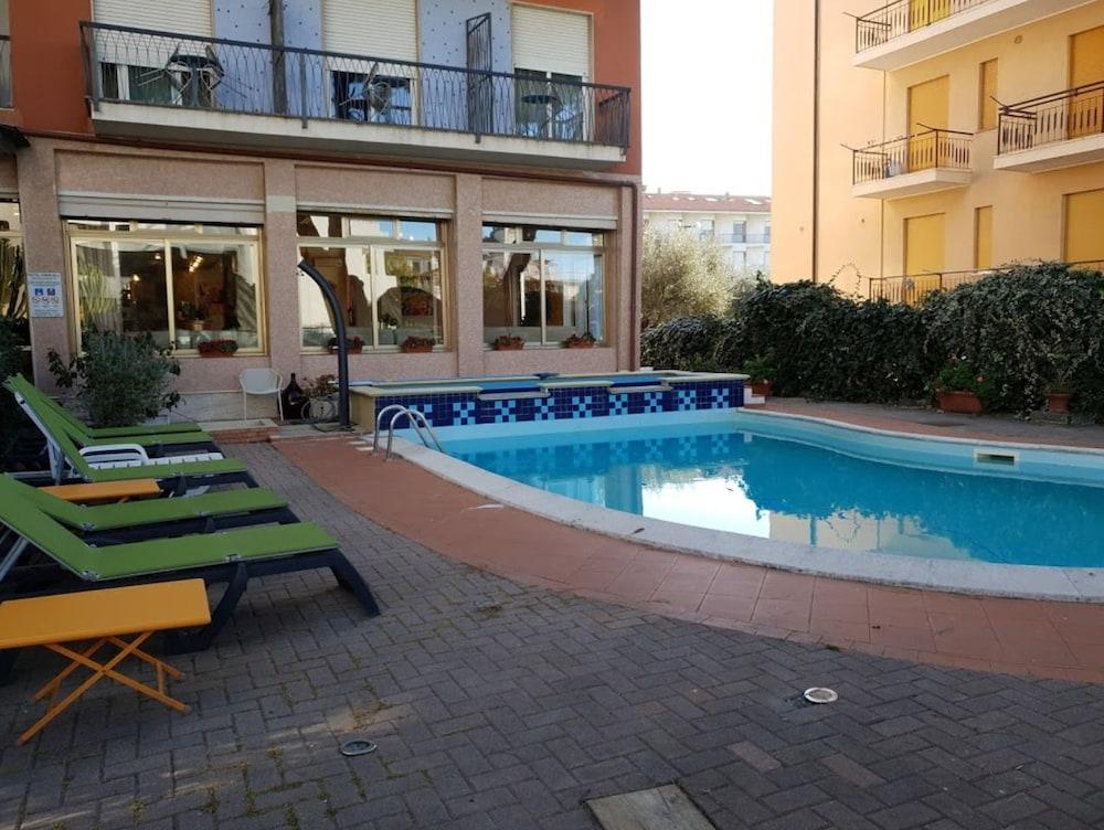 Hotel Kristall Diano Marina Esterno foto