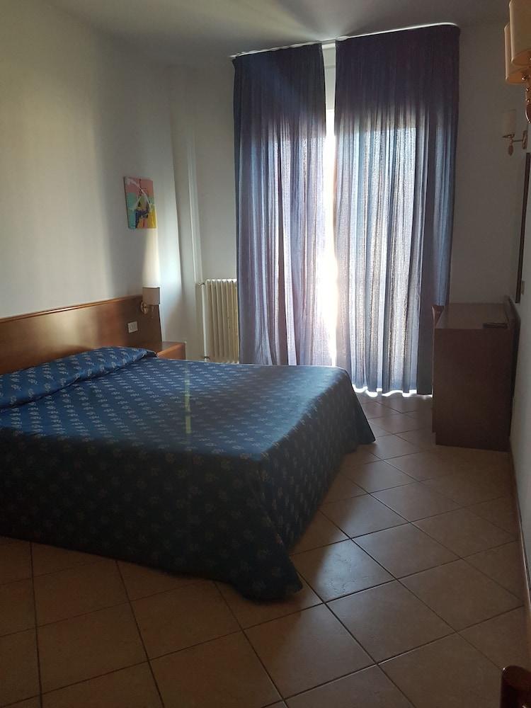 Hotel Kristall Diano Marina Esterno foto