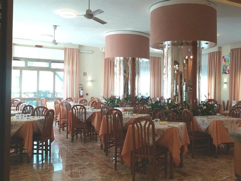 Hotel Kristall Diano Marina Esterno foto