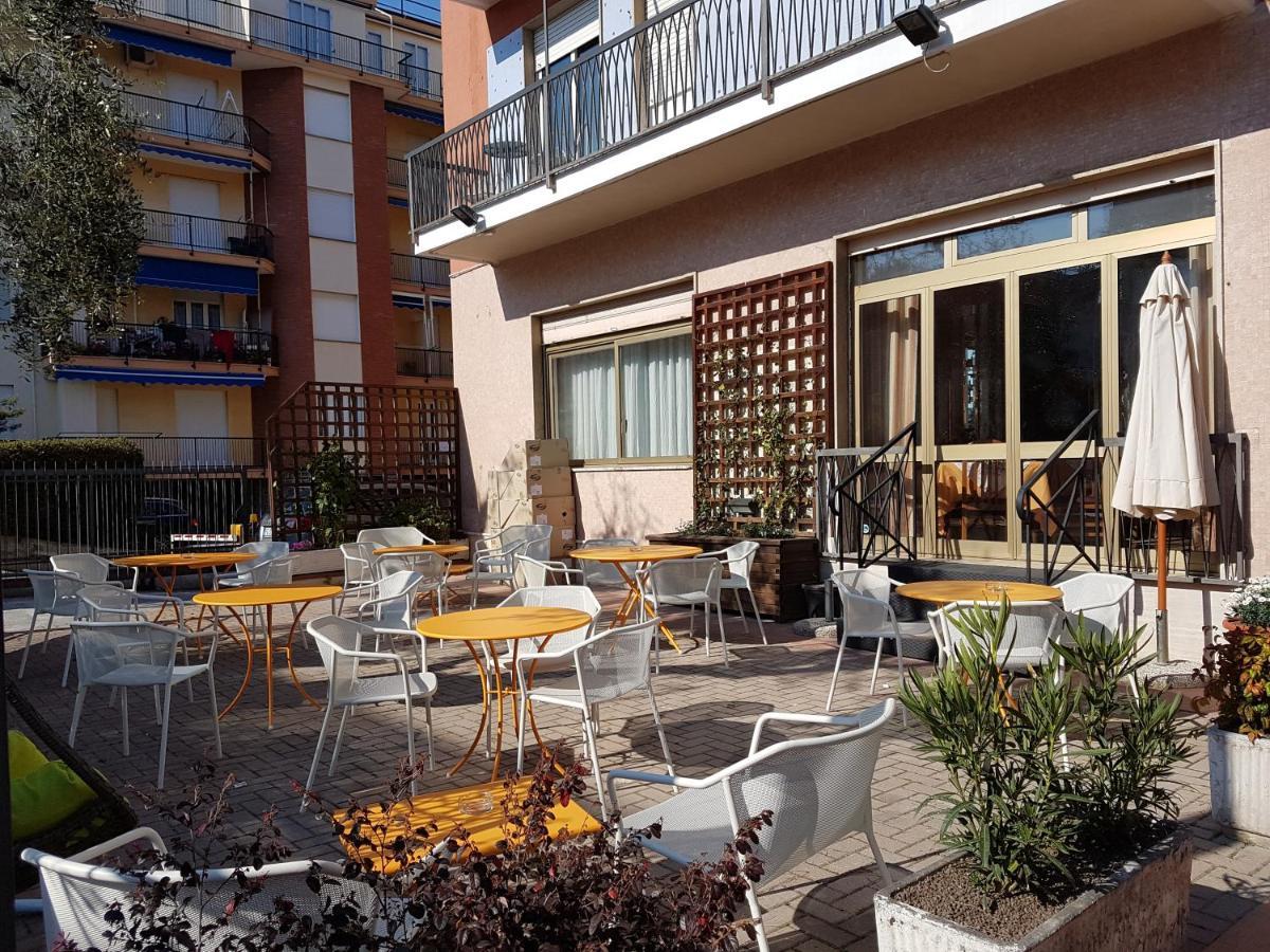 Hotel Kristall Diano Marina Esterno foto