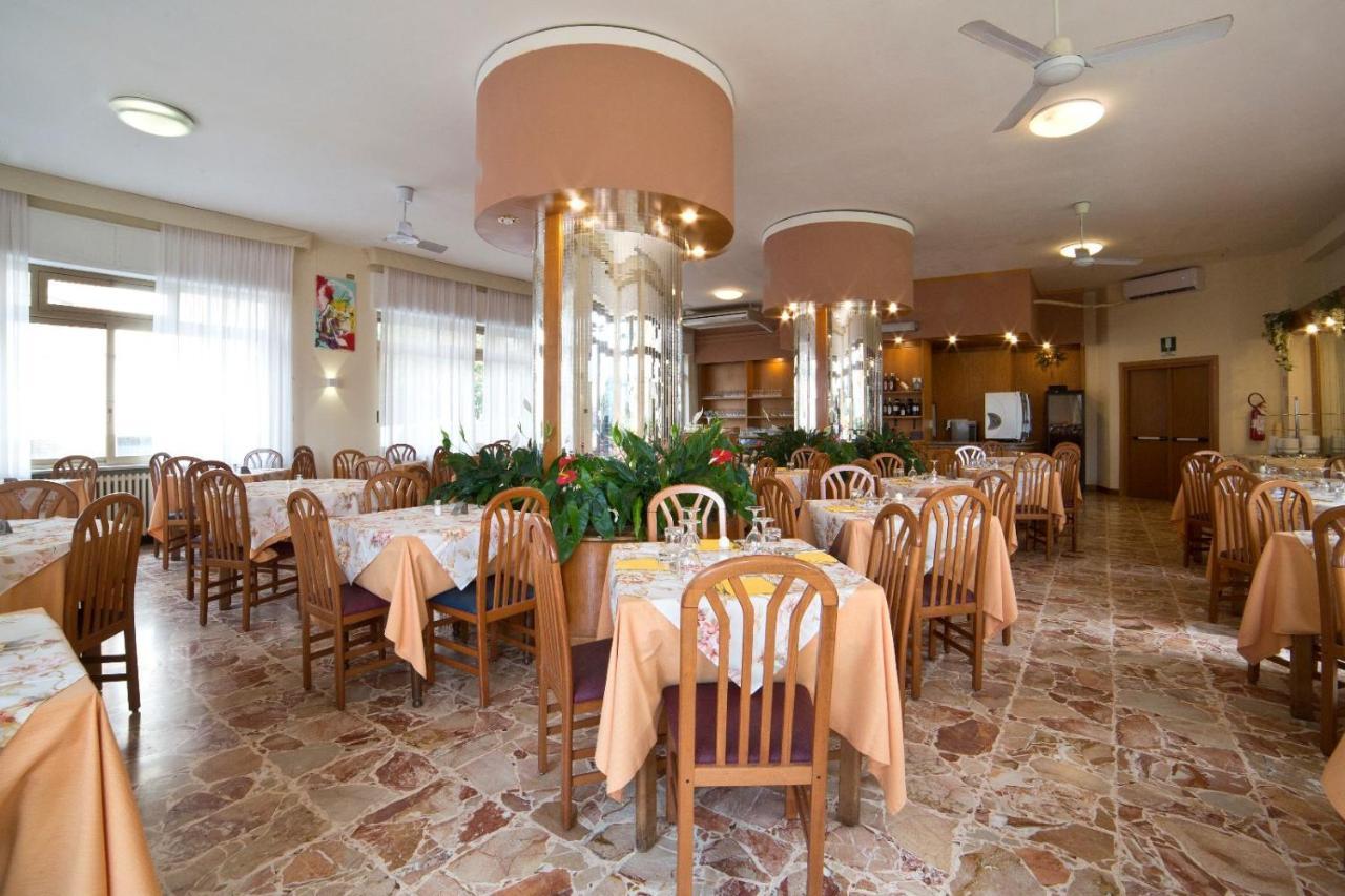Hotel Kristall Diano Marina Esterno foto