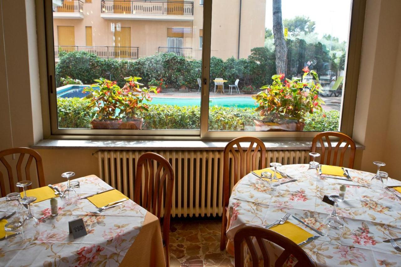 Hotel Kristall Diano Marina Esterno foto